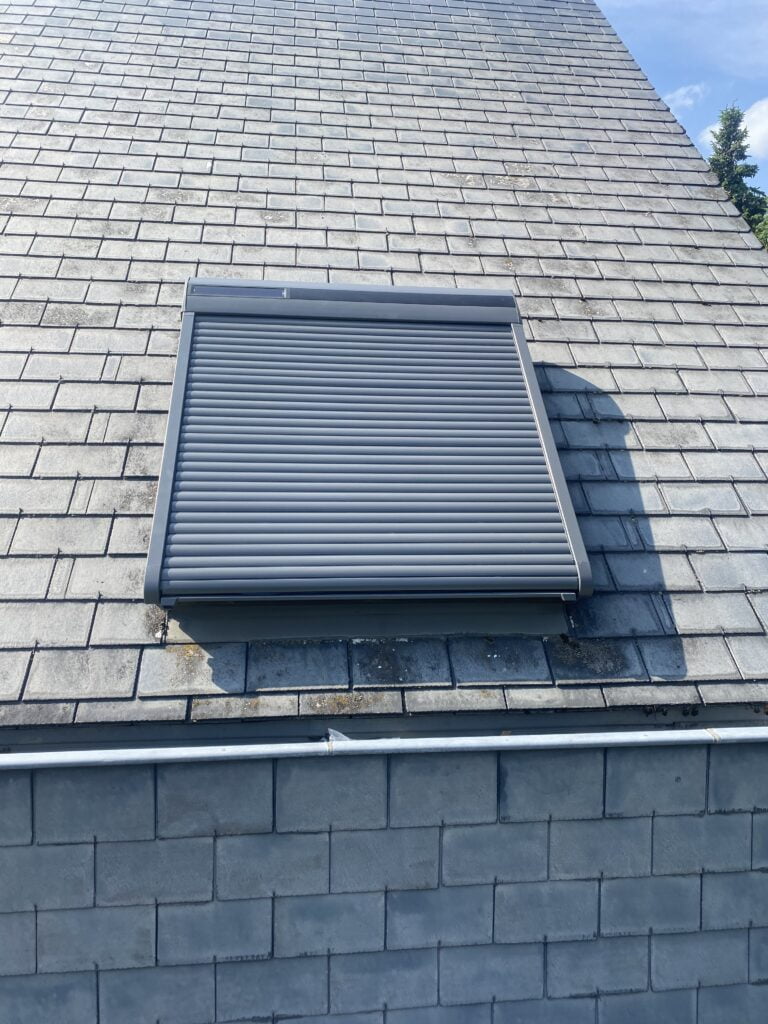Volet Velux gris anthracite sur fenêtre de toiture