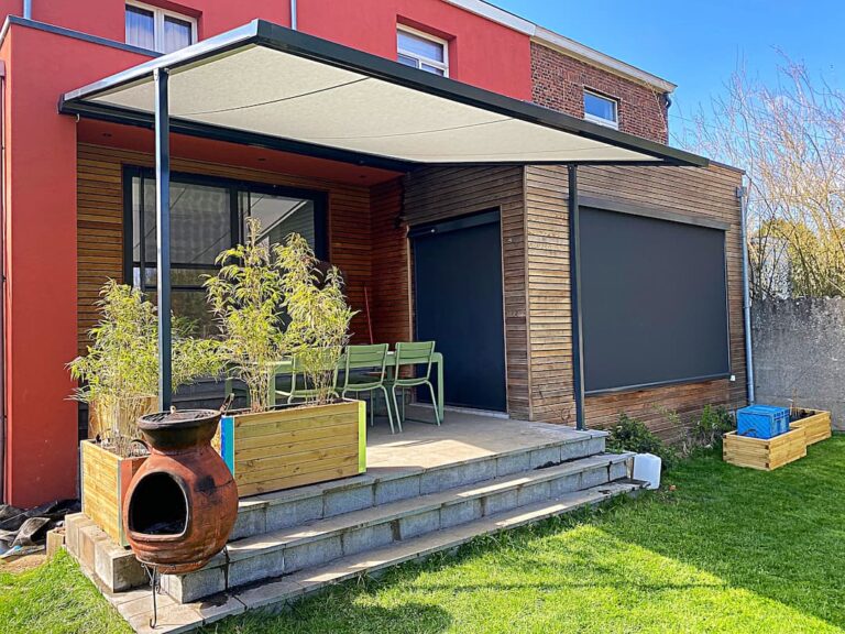Pergola toilée sur petite terasse surélevée, un escalier mène au jardin
