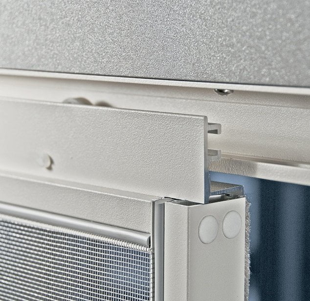 Zoom sur un rail de moustiquaire coulissante blanche