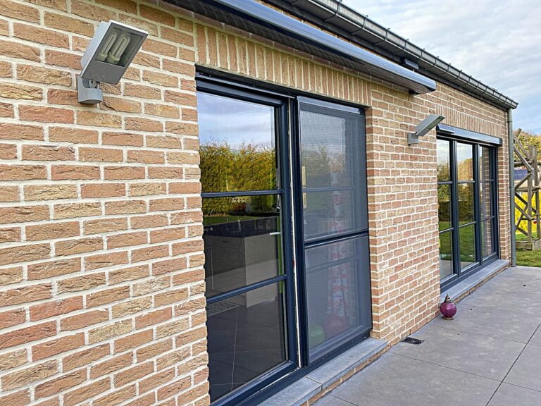 Moustiquaire pour porte coulissante avec cadre noir